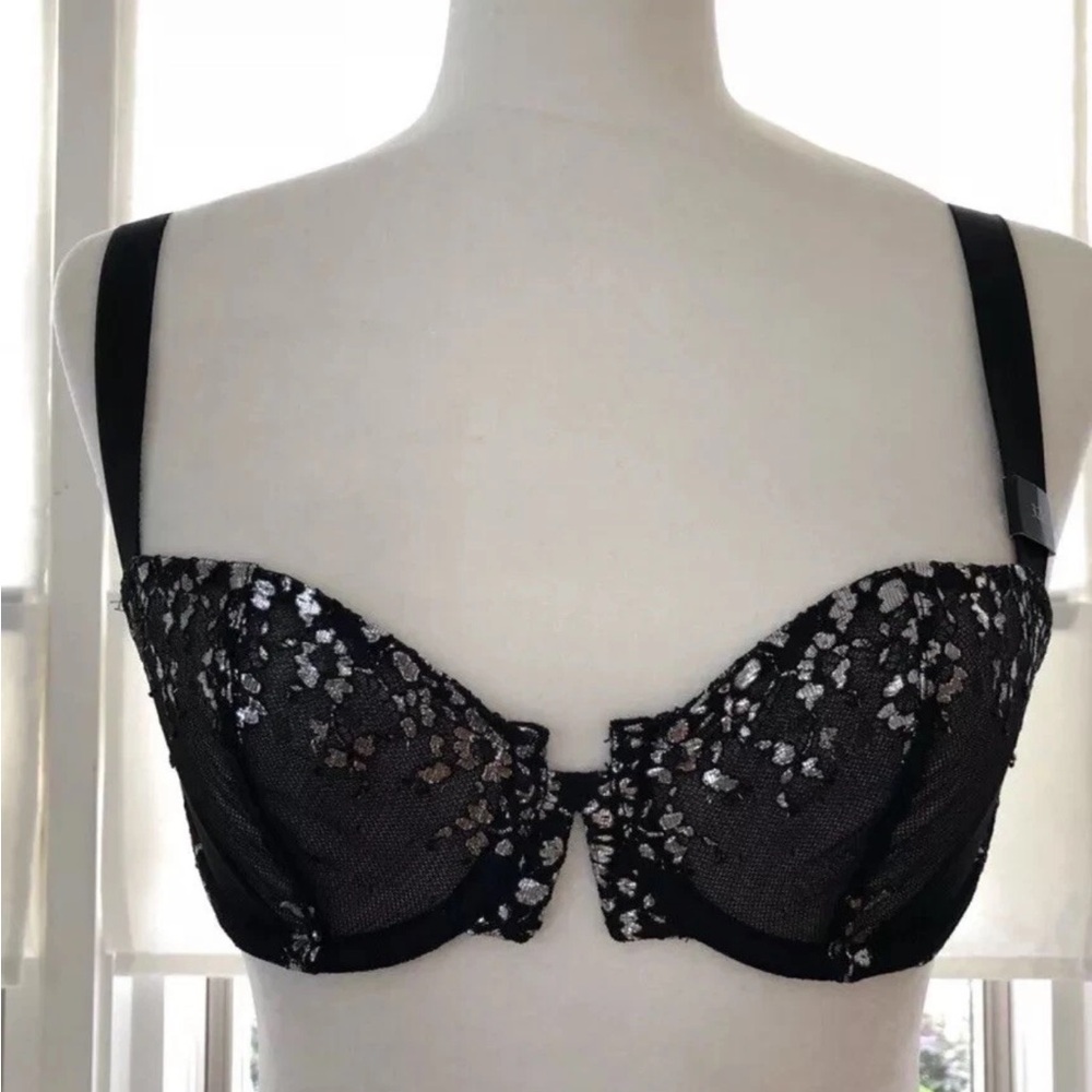 Victoria’s Secret Very Sexy Black & Silver Bra Size 32D NWT
